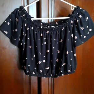 5/25$ Crop top Off shoulder Black with little pink roses